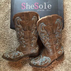 Women’s cowboy boots. Size 8